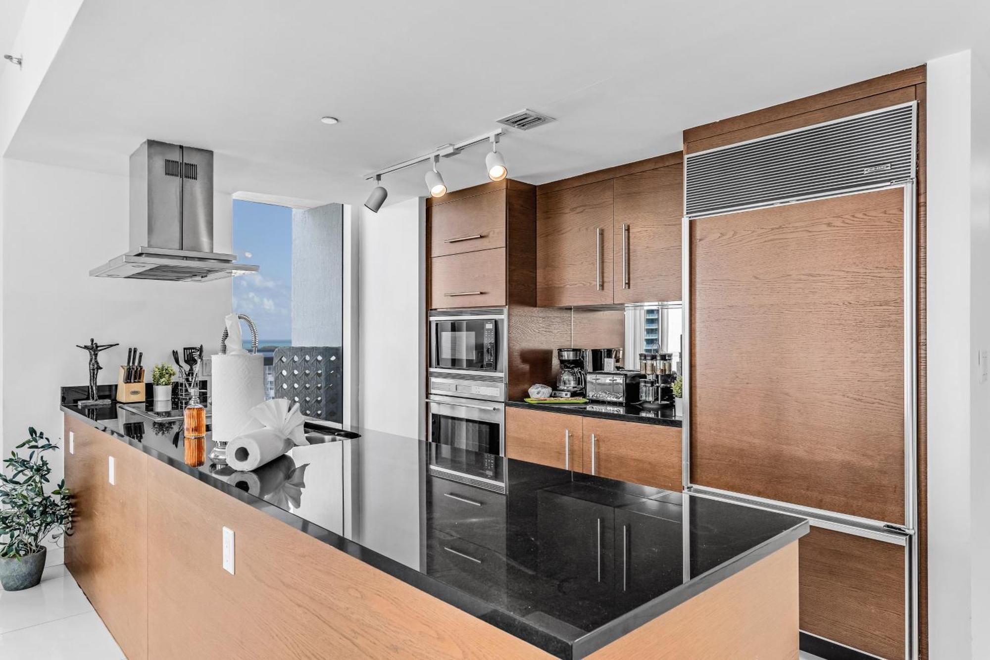 Luxurious Condo At Icon With Views Маями Екстериор снимка