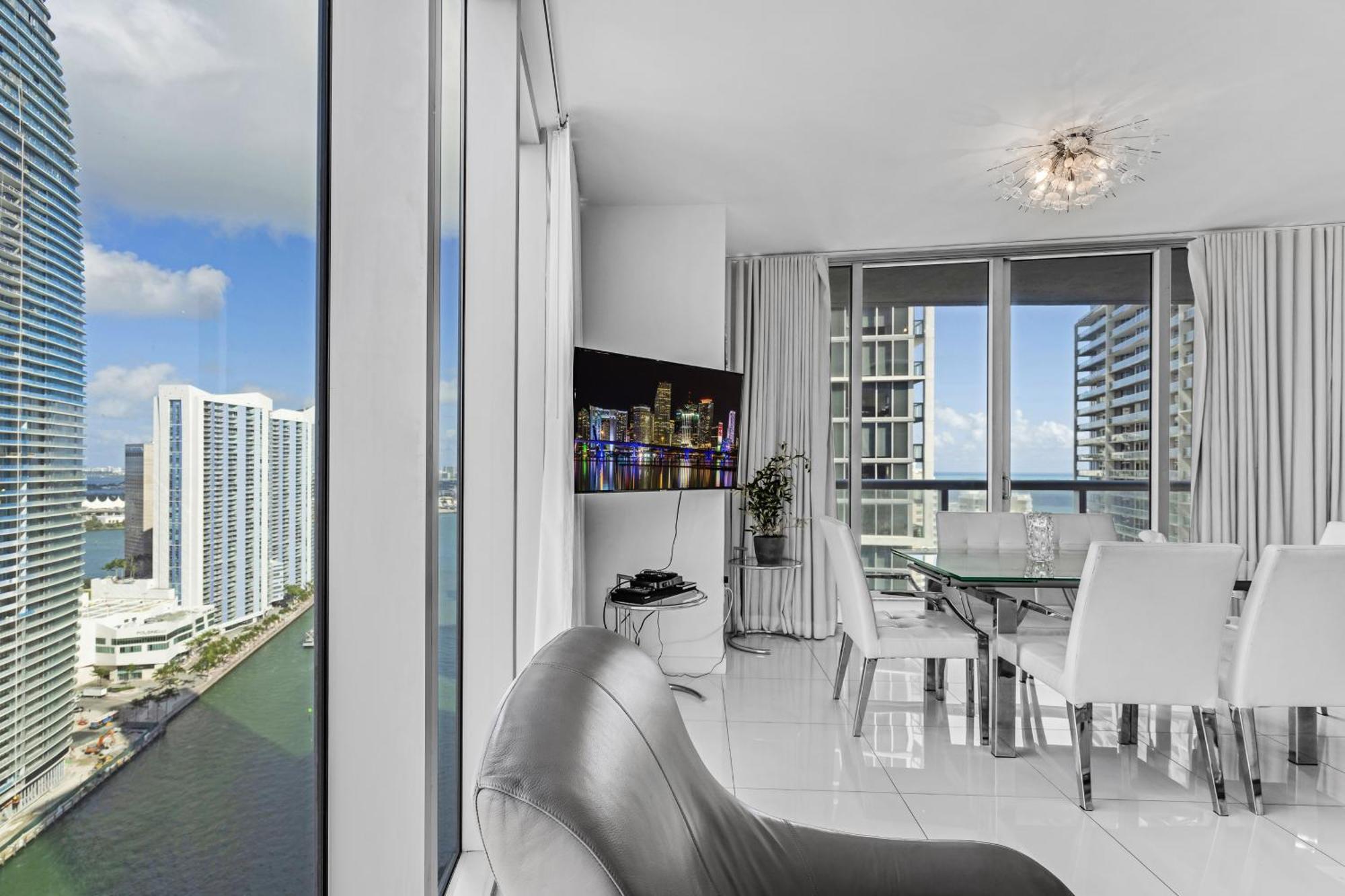 Luxurious Condo At Icon With Views Маями Екстериор снимка