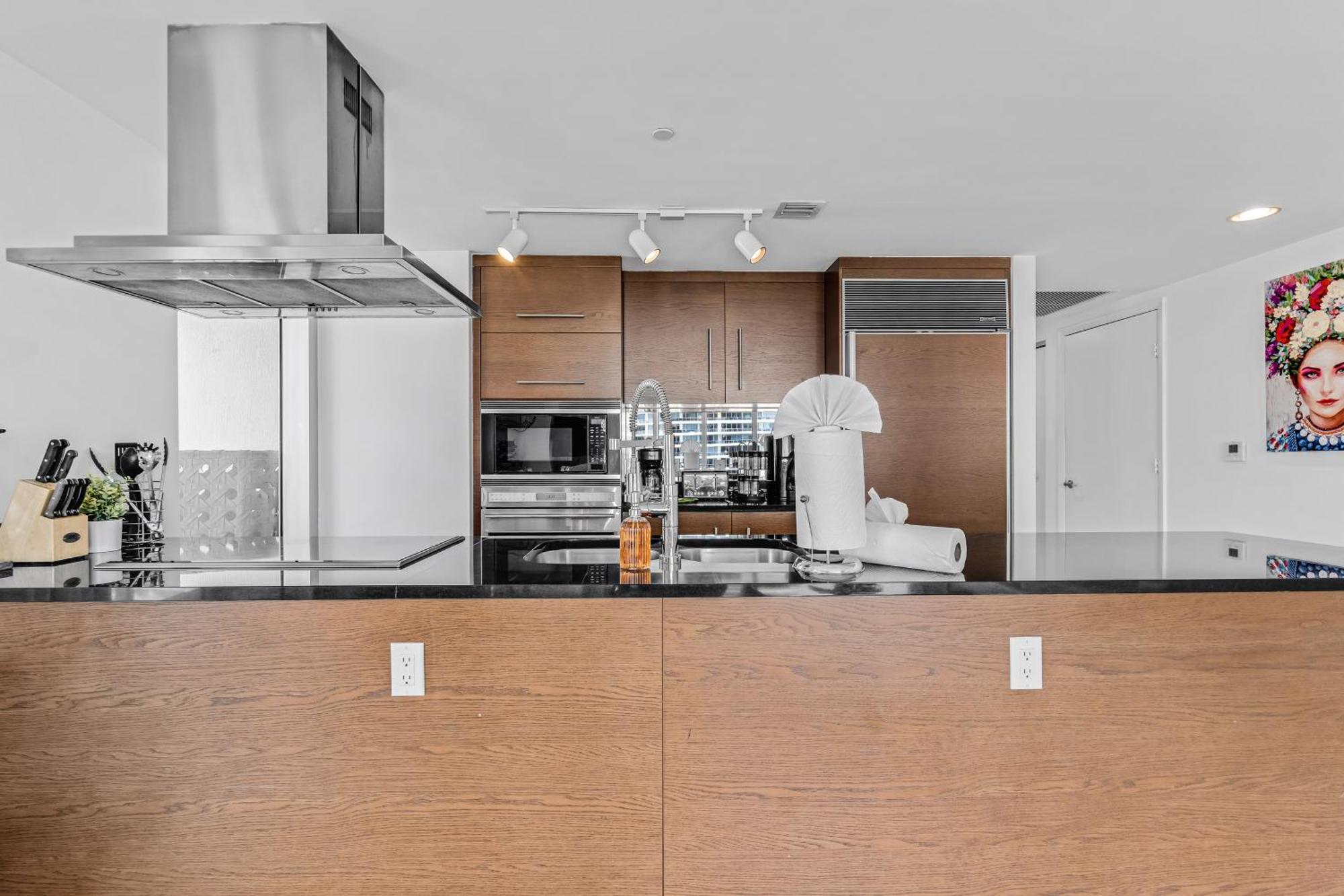 Luxurious Condo At Icon With Views Маями Екстериор снимка
