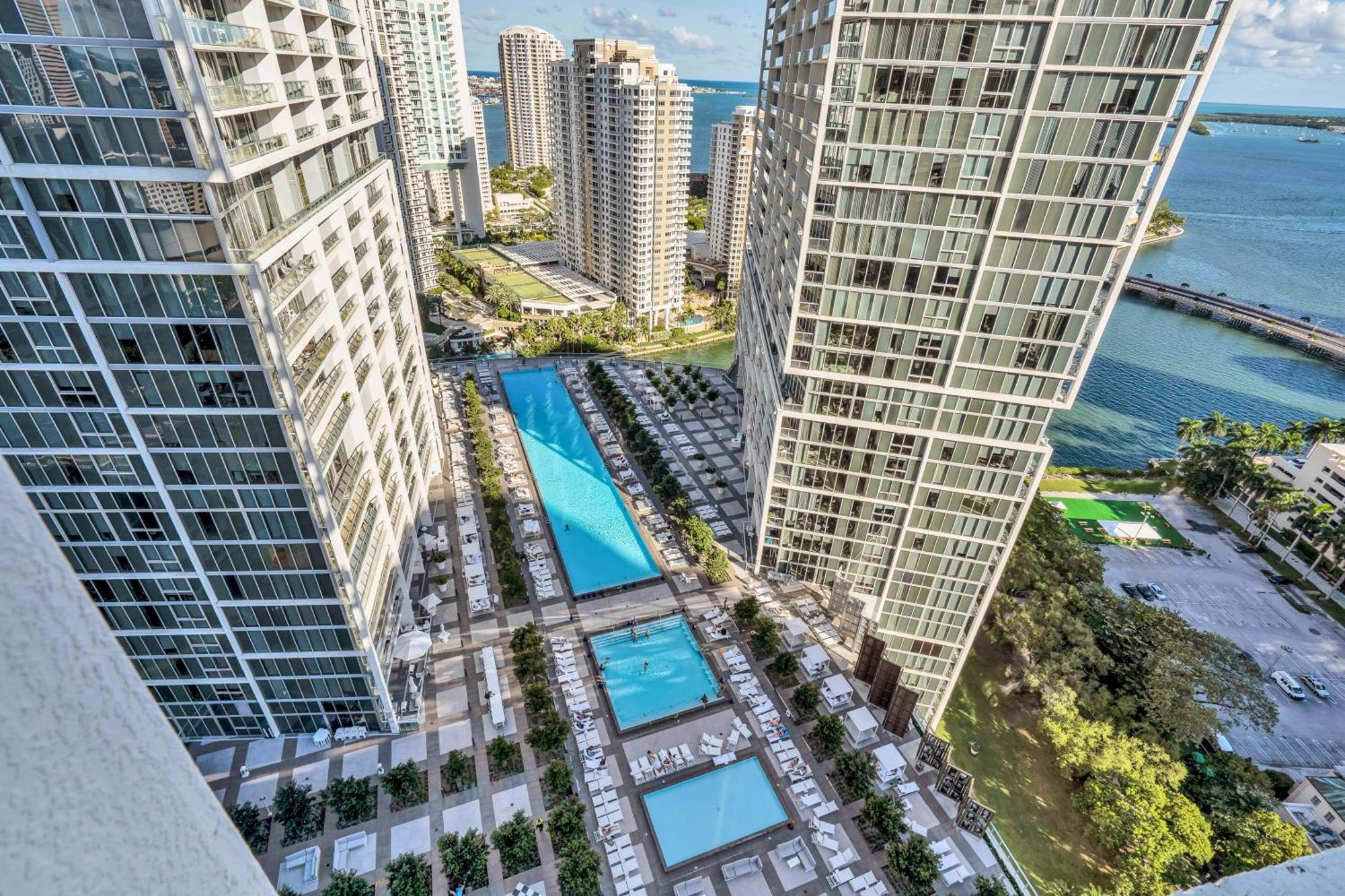 Luxurious Condo At Icon With Views Маями Екстериор снимка