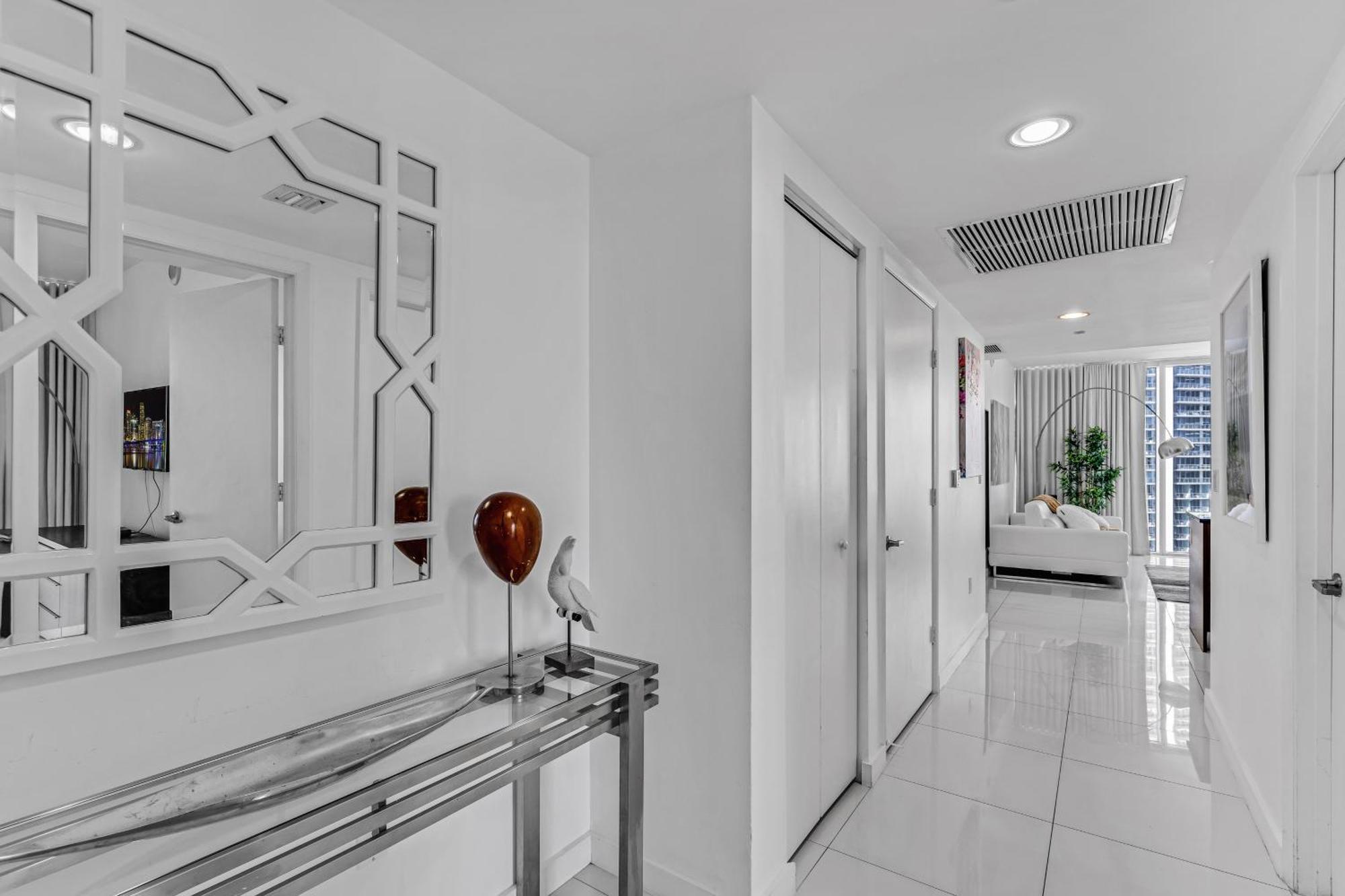 Luxurious Condo At Icon With Views Маями Екстериор снимка