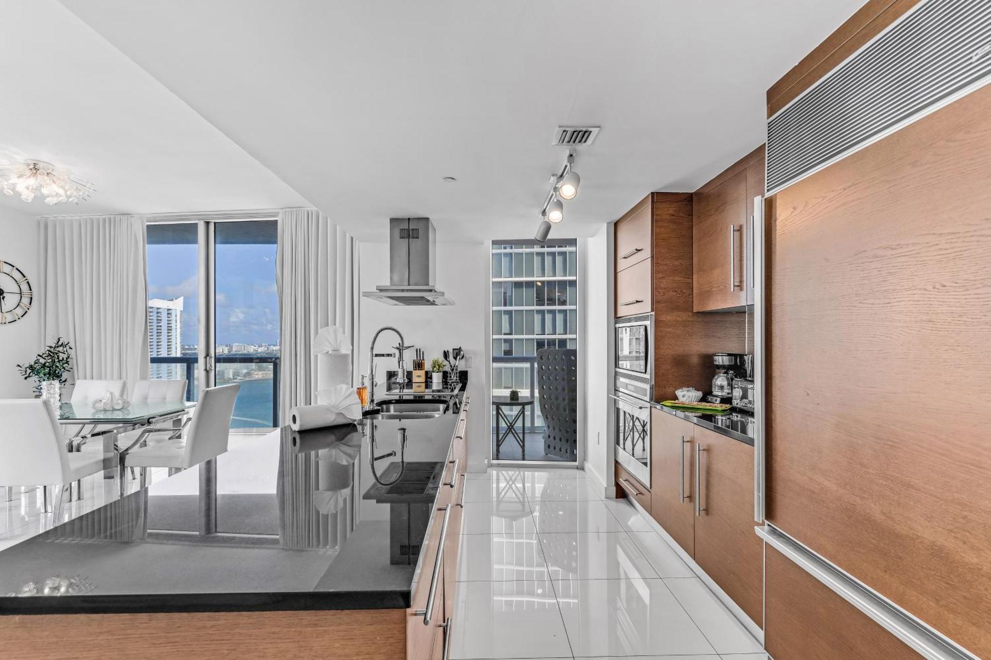 Luxurious Condo At Icon With Views Маями Екстериор снимка